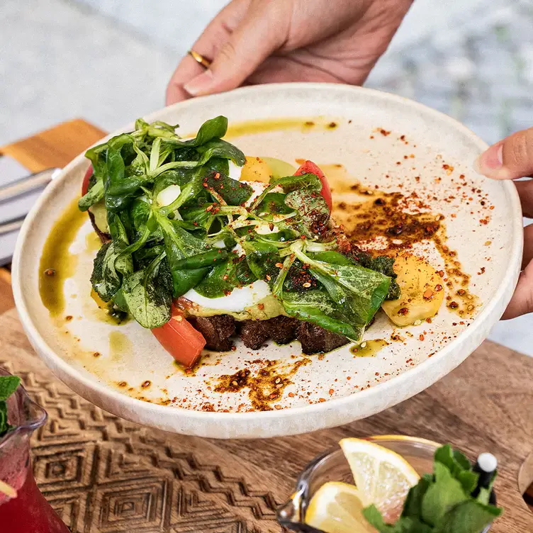 Teller mit gegrilltem Fleisch und Salat im Nomad, einem romantischen Restaurant in Berlin.