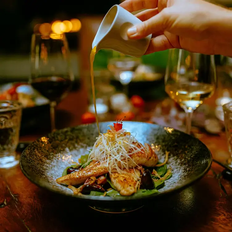 Edles Fleischgericht mit Bohnen und Salat im GRACE Restaurant.