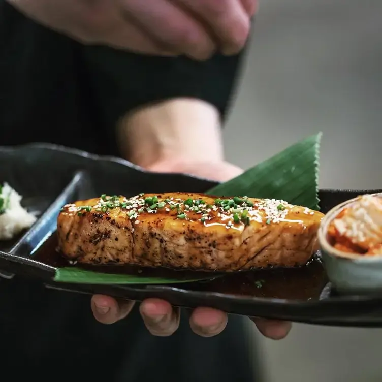 Gegrilltes Fleisch mit sämiger Sauce und Reis im 1000Grad, einem besonders romantischen Restaurant in Berlin.