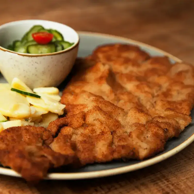 Klassisches Wiener Schnitzel mit Kartoffeln in der Schnitzelei, einem der besten Restaurants in Berlin.