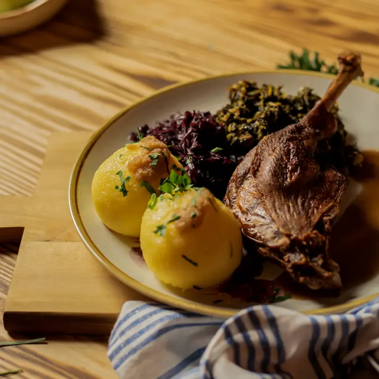 Gebackene Gans mit Rotkraut, Grünkohl und Klößen im Restaurant Jäger & Lustig, einem der besten deutschen Restaurants in Berlin