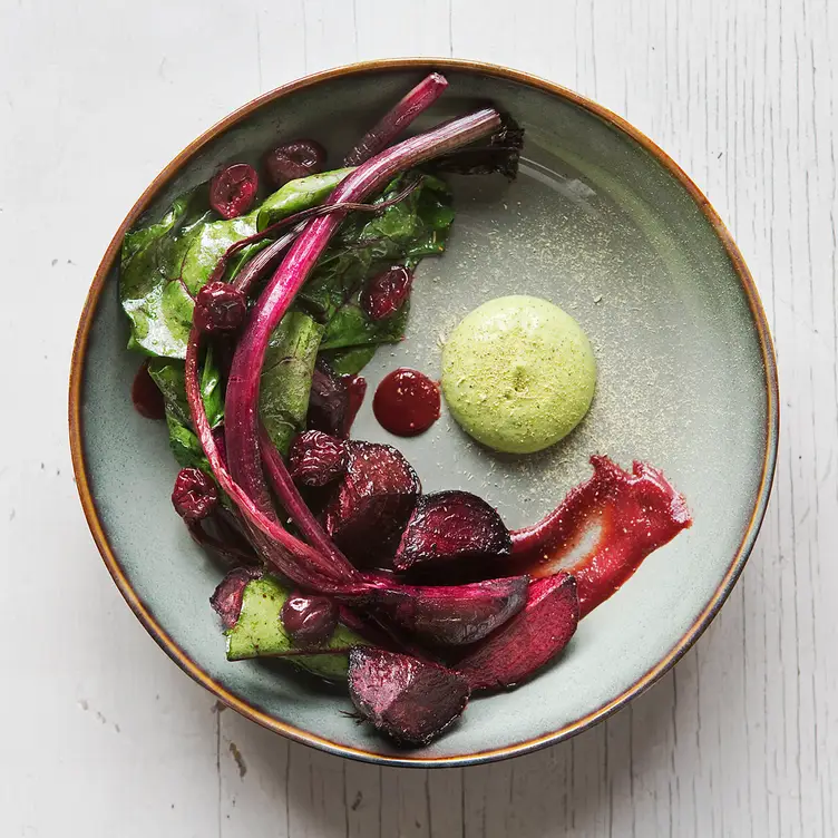 Moderne Komposition mit Rote Bete, Salat und Dip kunstvoll auf dem Teller angerichtet im Michelberger, einem der besten deutschen Restaurants in Berlin