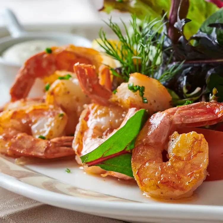 Fein zubereitete Shrimps mit cremiger Sauce im EBERT Restaurant & Bar, einem der besten Restaurants in Berlin für Weihnachten.