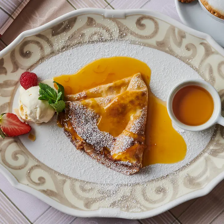 Pfannkuchen nach österreichischer Art mit Früchten und Sahne bei EBERT Restaurant & Bar, einem der besten Restaurants in Berlin für Weihnachten.