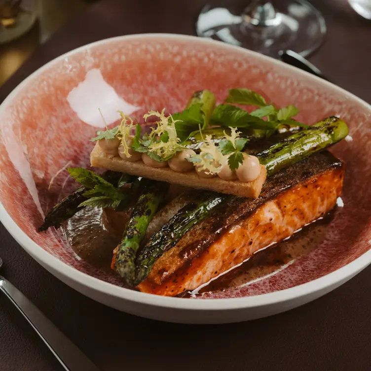 Marinierter Lachs mit Spargel im Restaurant the CORD, einem der besten Restaurants in Berlin für Weihnachten.