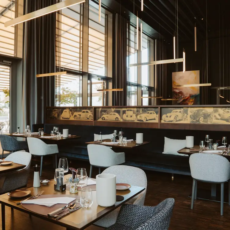 Stilvolles Interieur mit Verwendung von viel Holz im Restaurant the CORD, einem der besten Restaurants in Berlin für Weihnachten.