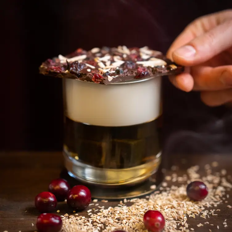 Schokolade mit Früchten im Bonvivant Cocktail Bistro, einem der besten Restaurants in Berlin für Weihnachten.