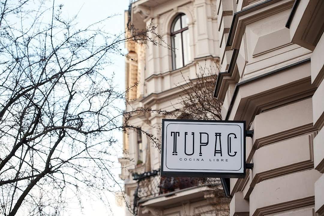 Das Eingangsschild des Restaurant Tupac in Berlin