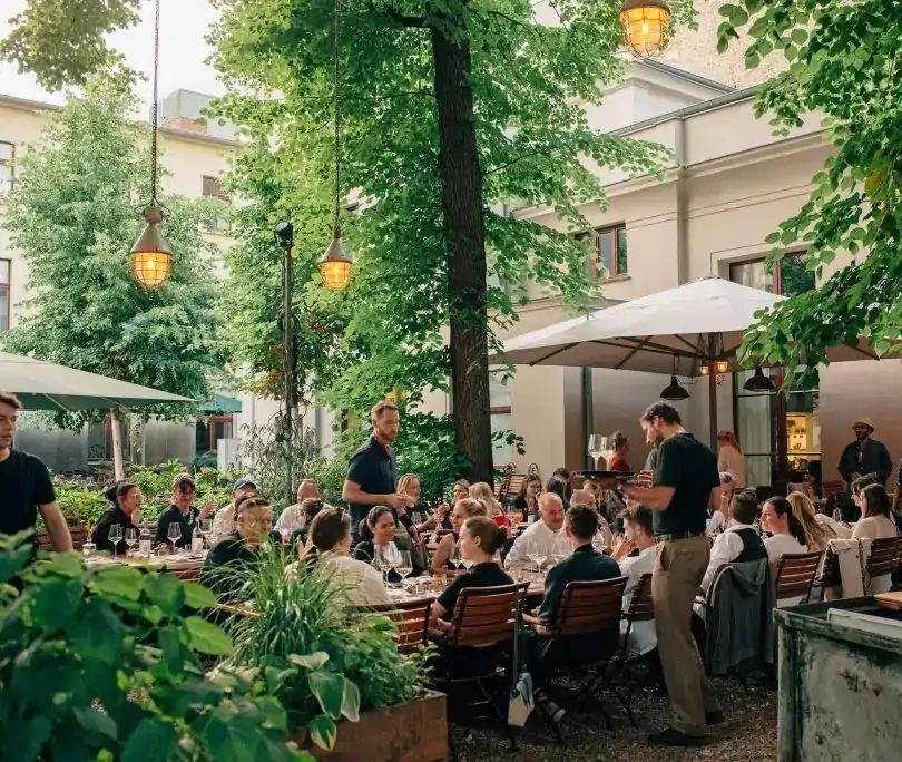 Der Garten des Kink Bar & Restaurant in Berlin.