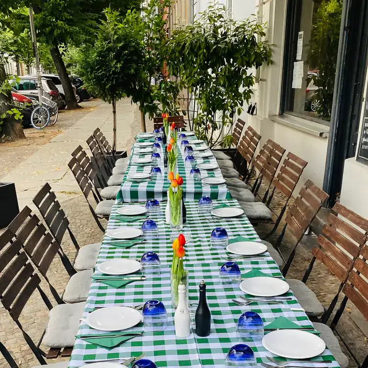 Eingedeckte Tische im Außenbereich des Restaurant Jasper’s