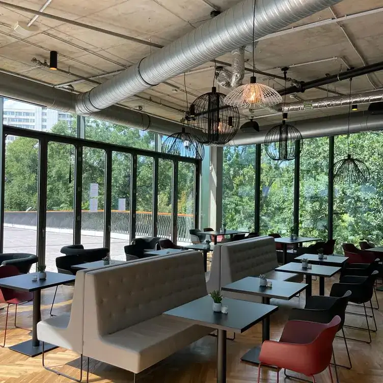 Parkettboden, Sitze und Sofas mit Blick nach draußen im The Dawn, einer der schönsten Dachterrassen in Berlin.