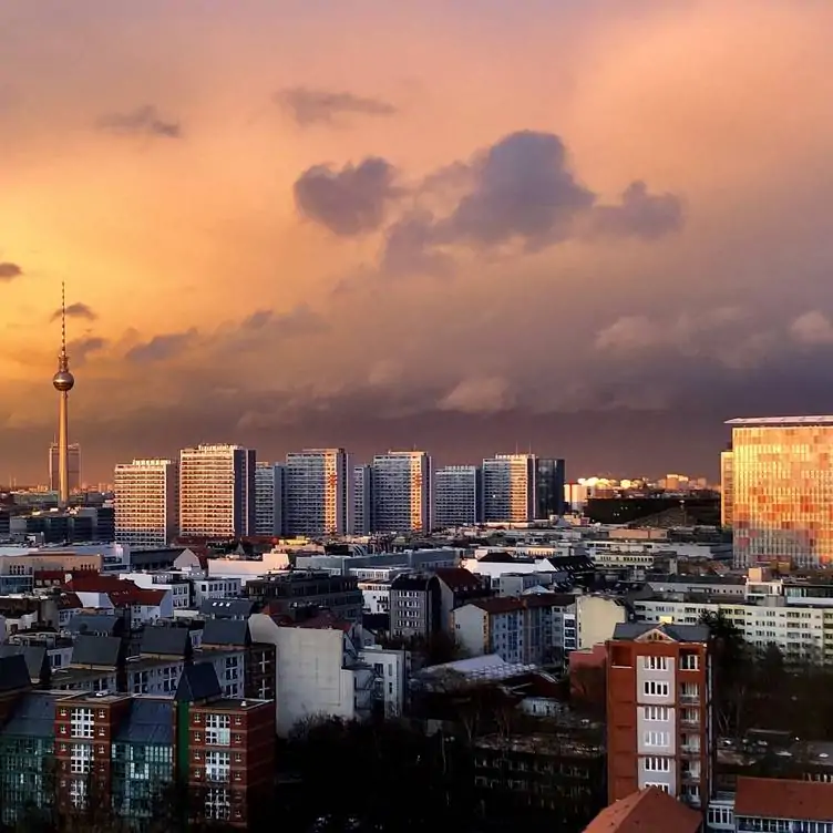 Aussicht von der Solar Dachterrasse in Kreuzberg auf den Fernsehturm am Alexanderplatz.