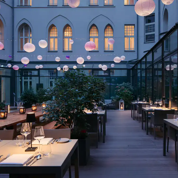 Eingedeckte Tische im Außenbereich des Restaurant am Steinplatz