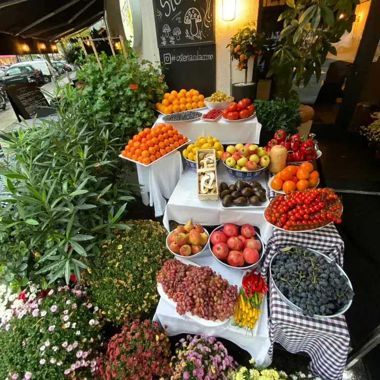 Bunte Auswahl an Früchten und Kräutern in der Osteria Culaccino, einem der besten Restaurants mit Außenplätzen in Berlin.