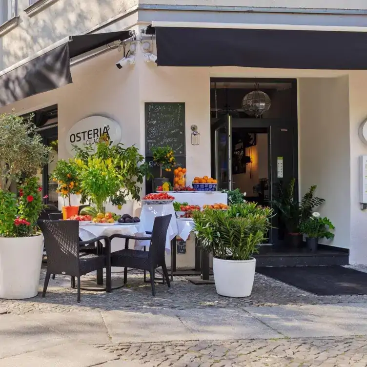 Sitzplätze an der Straßenecke am Eingang zur Osteria Culaccino, einem der besten Restaurants mit Außenplätzen in Berlin.