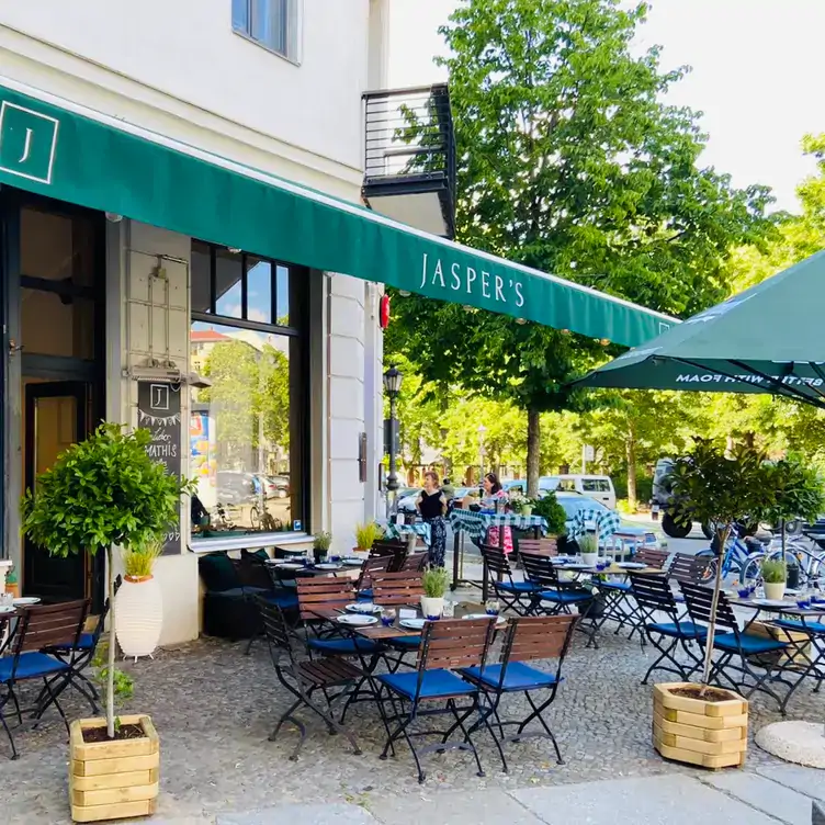 Außenbereich mit Stühlen auf dem Gehsteig im Jasper’s Mitte, einem der besten Restaurants mit Außenplätzen in Berlin