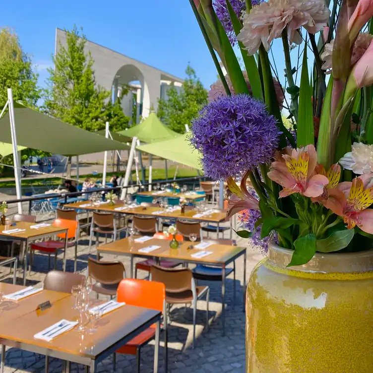 Außenbereich mit Sitzplätzen und Blick auf das Haus der Kulturen der Welt in der Weltwirtschaft.