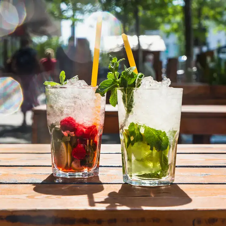 Ein grüner und ein roter Cocktail bei SAUSALITOS.