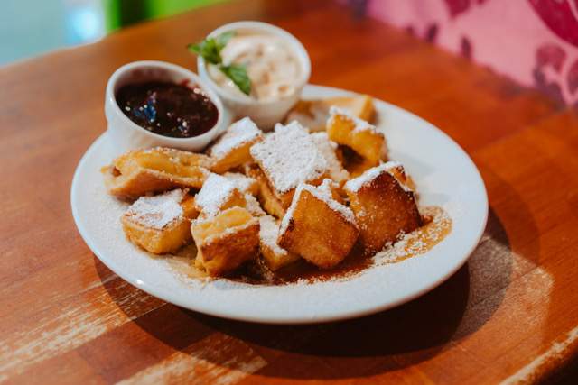 Zum fluffigen Kaiserschmarrn serviert Küchenchef Martin Hartmann seinen hausgemachten Zwetschkenröster.