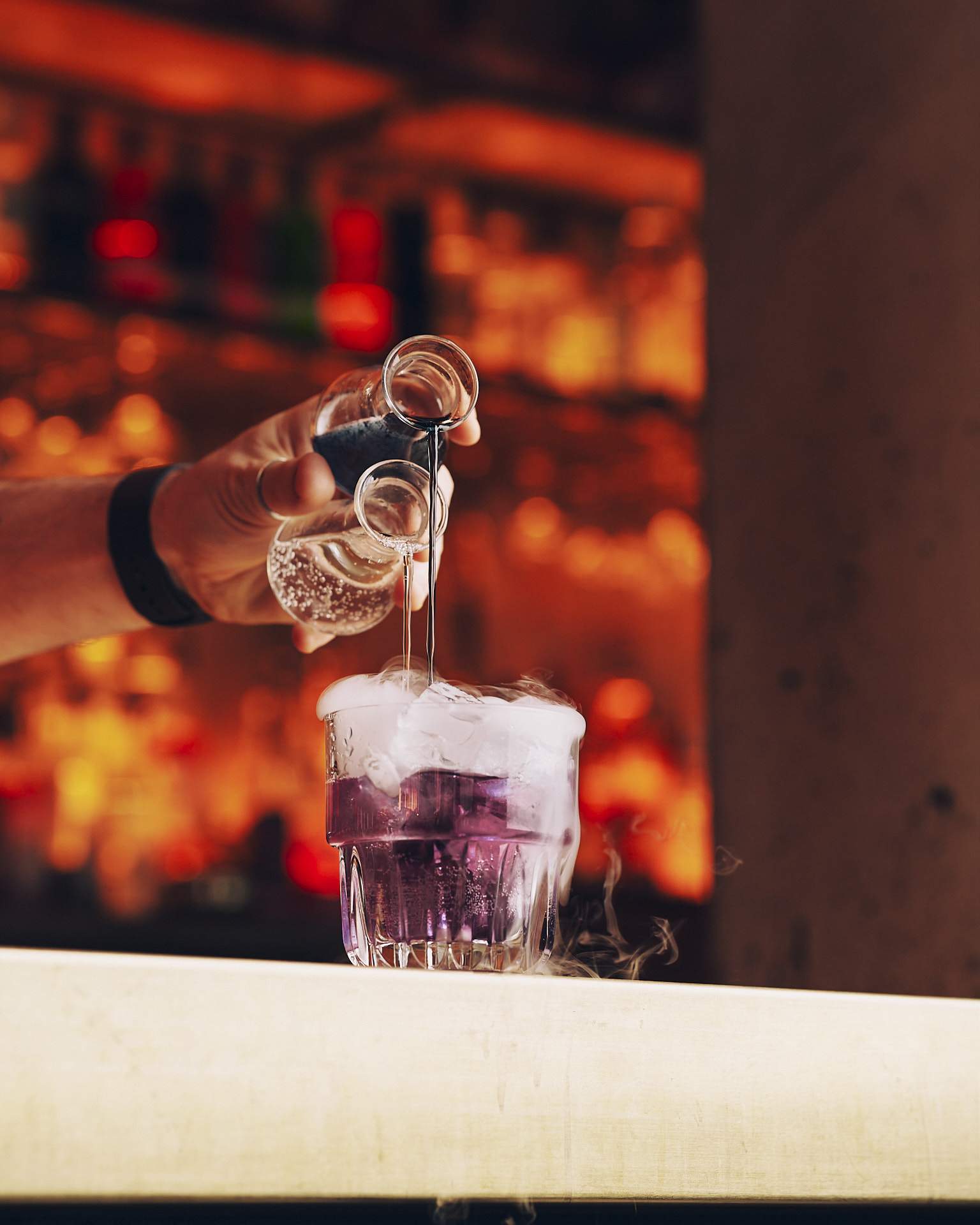 Der “Colour Changing One” Drink aus Ketel One Vodka, Apfellikör, Selters und Zitrus verwandelt sich von weiß zu lila.