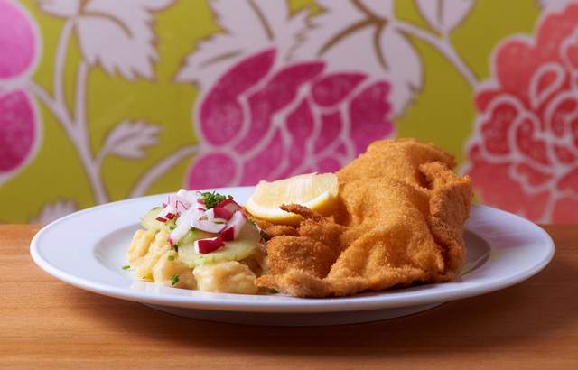 Das Schnitzel im Sissi ist hauchdünn und die Panade besonders knusprig. Dazu gibt es den klassischen Kartoffelsalat mit Essig und Öl.