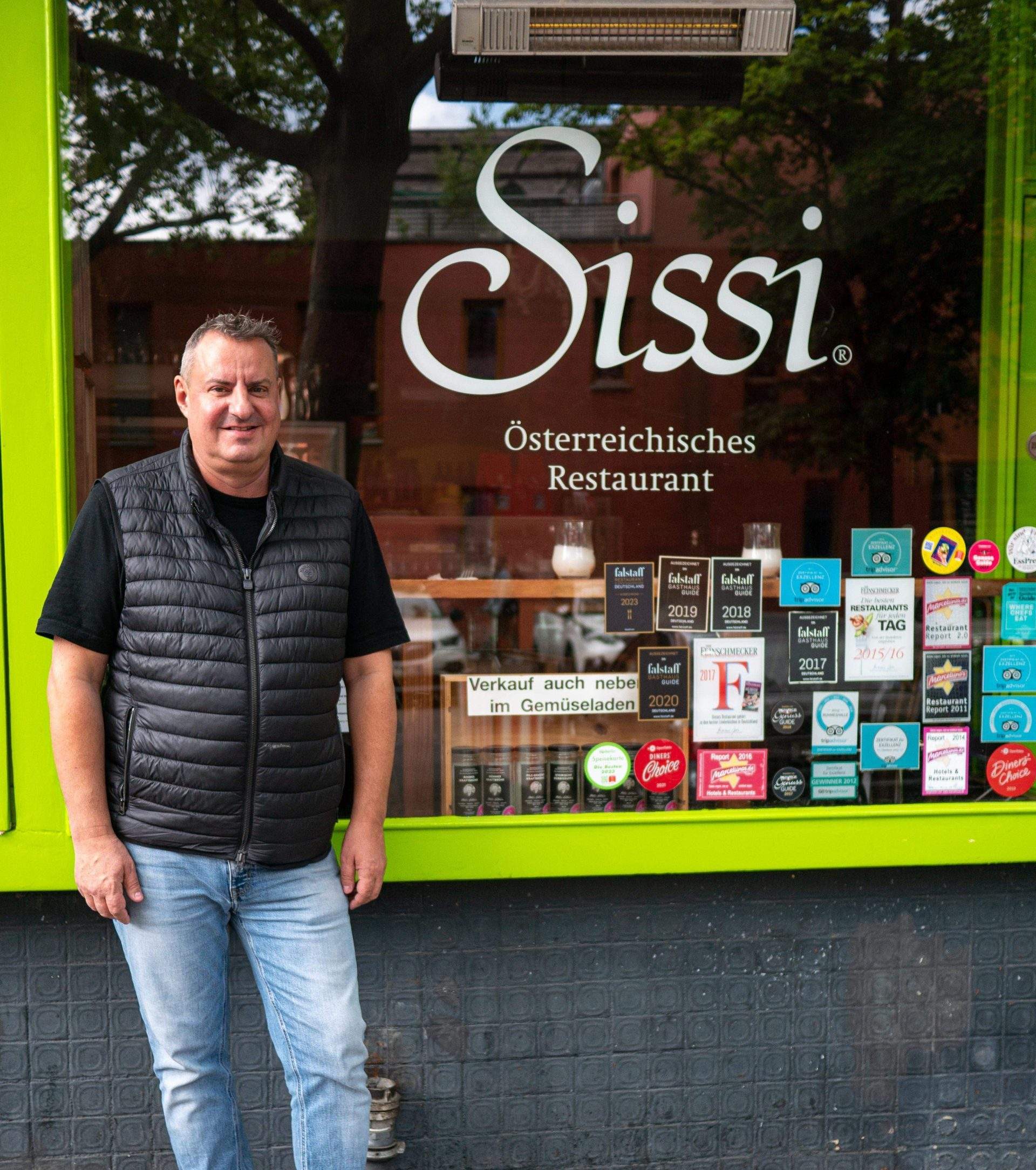 Martin Hartmann vor seinem österreichischen Restaurant Sissi in der Berliner Motzstraße.