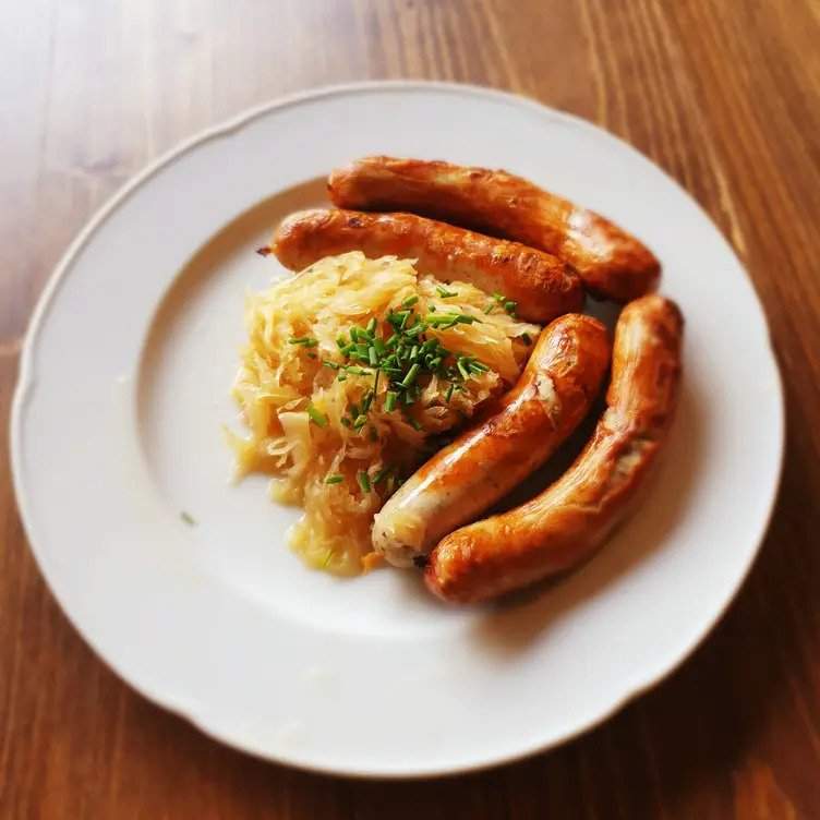 Gegrillte Fleischspezialitäten gibt es beim Oktoberfest in München 2023 im Zelt der Heinz Wurst- und Hühnerbraterei