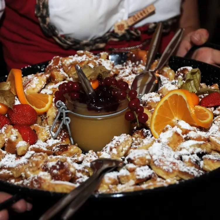 Kaiserschmarrn mit Zwetschgenröster gibt es im Wirtshaus im Schichtl auch während des Oktoberfests in München 2023.