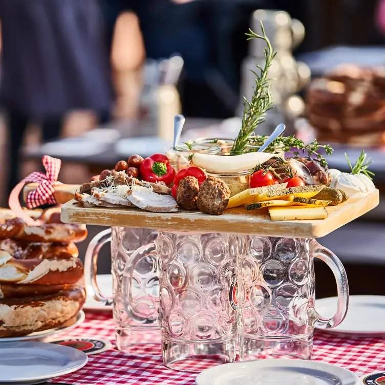 Die Brotzeit in der Knödelei zählt zu den besten Brotzeiten auf dem Oktoberfest in München 2023.