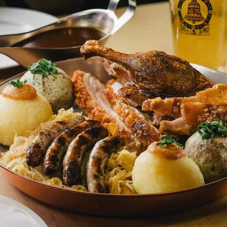 Ein Besuch im Nürnberger Bratwurst Glöckl am Dom zum Oktoberfest in München 2023 lohnt sich für die Würstl nach hauseigener Rezeptur.