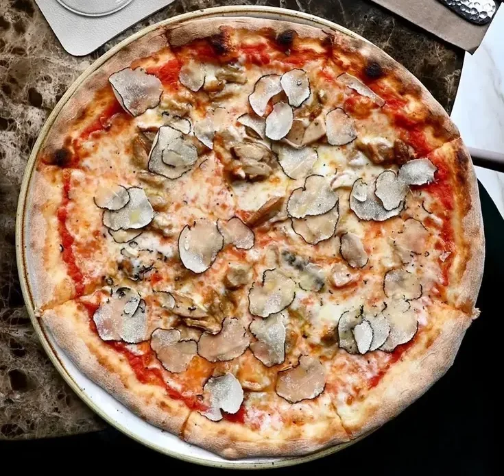 BONO, eines der besten italienischen Restaurants in München, serviert leckere Pizzen aus dem Ofen.