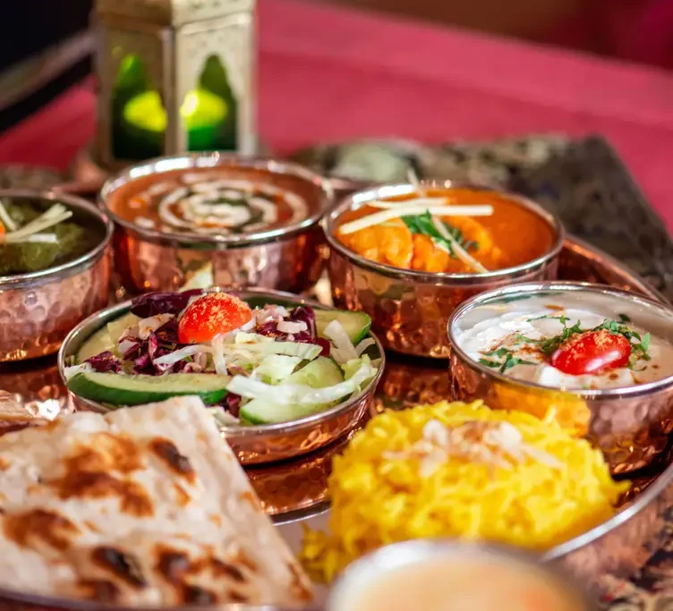 Curry-Varianten in Kupferschalen serviert im Mera Masala – einem der besten indischen Restaurants in Frankfurt.