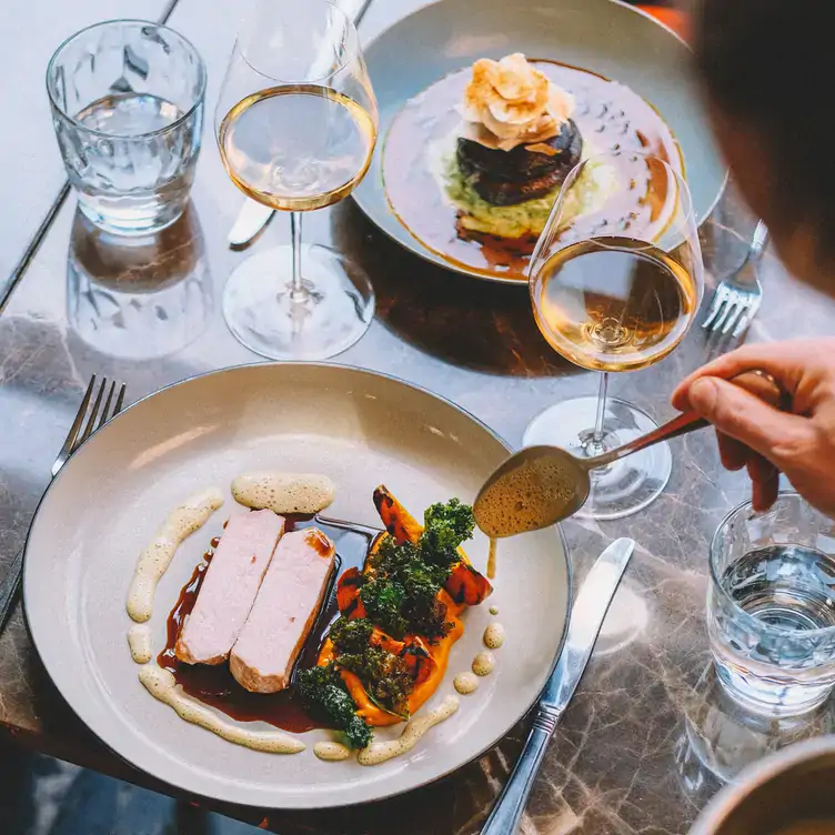 Exquisites Gericht mit Schaum und Sauce im Witwenball, einem der besten Restaurants für besondere Anlässe in Hamburg.