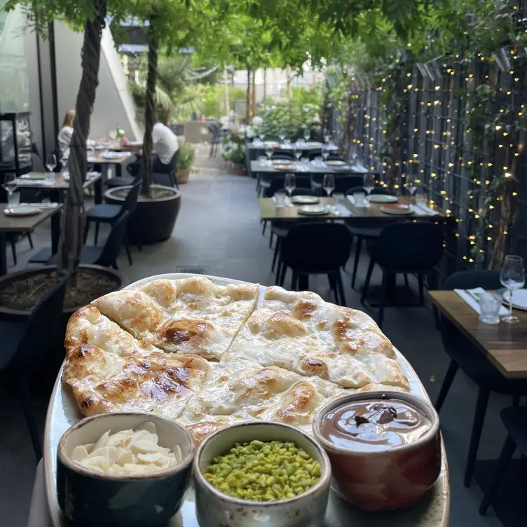 Frisches Naan-Brot als Vorspeise im AMAN Tandoor & Bar, einem der besten indischen Restaurants in Frankfurt. Bildnachweis: AMAN Tandoor & Bar.