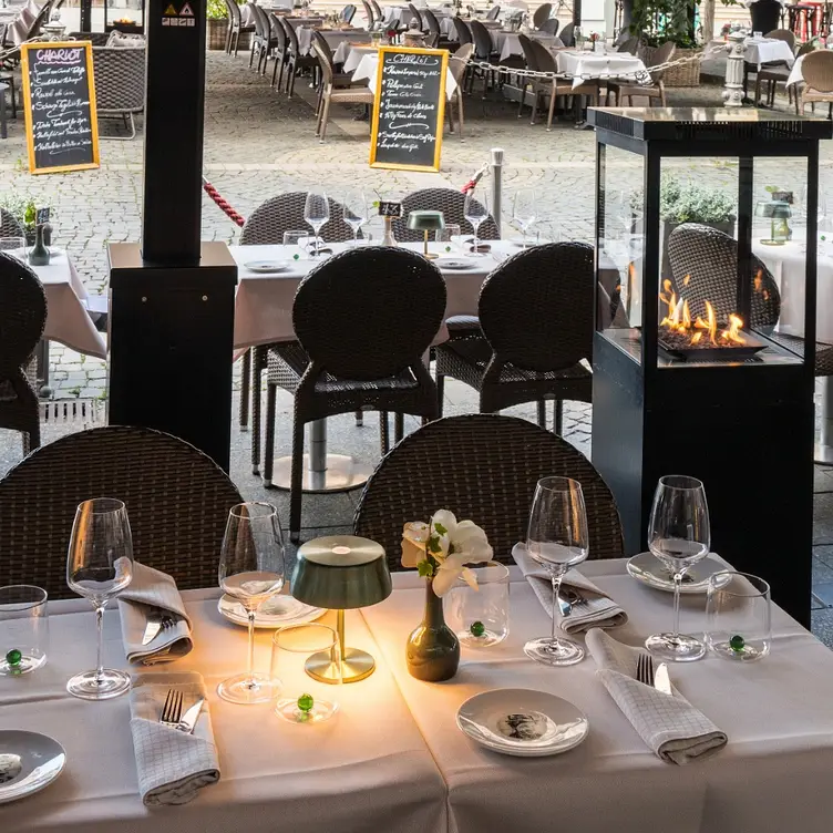 Außenbereich des Charlot, eines der besten italienischen Restaurants in Frankfurt.