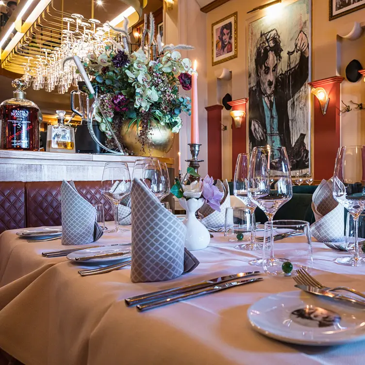 Gastraum des Charlot, eines der besten italienischen Restaurants in Frankfurt.