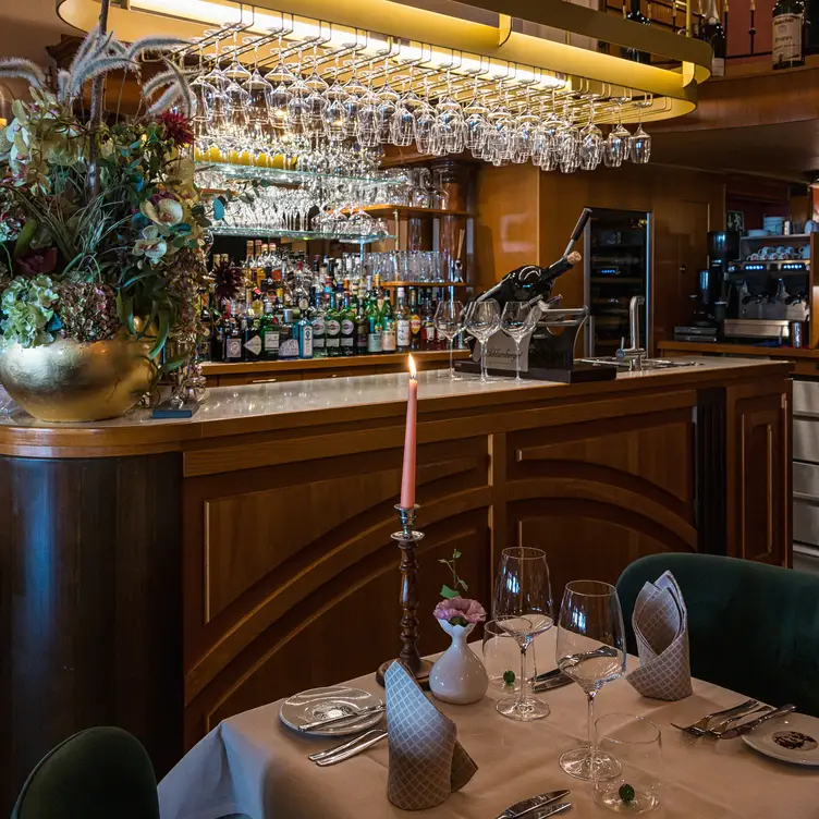 Bar mit Gläsern im Charlot, einem der besten italienischen Restaurants in Frankfurt.