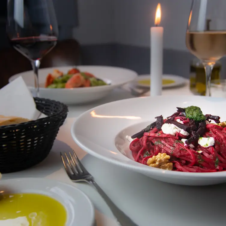 Essen und Wein bei Cucina d’Elisa – einem der besten italienischen Restaurants in Hamburg.