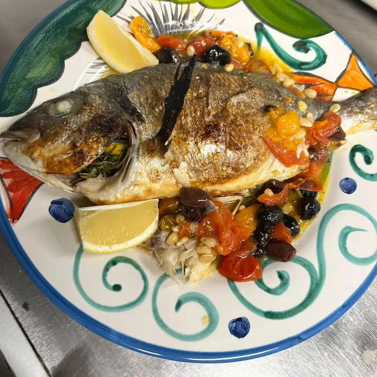 Fischgericht bei De Marco Vineria e Culinaria – einem der besten italienischen Restaurants in Hamburg.