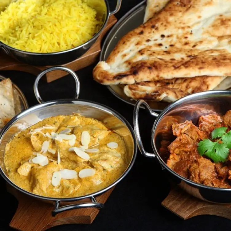 Currys, Reis und Naan-Brot im Delhi Tandoori, einem der besten indischen Restaurants in Frankfurt. Bildnachweis: Delhi Tandoori.