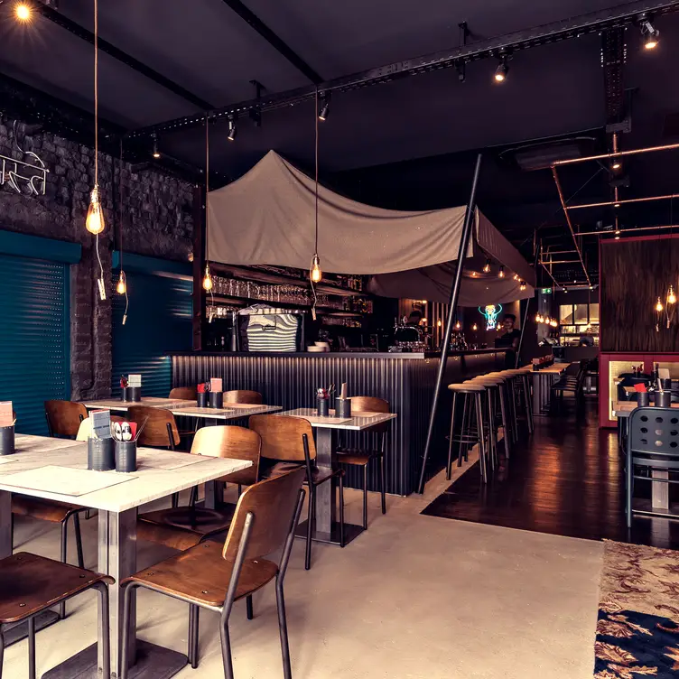 Modernes Design mit industriellem Charme – eatDoori, eines der besten indischen Restaurants in Frankfurt. Bildnachweis: eatDOORI.