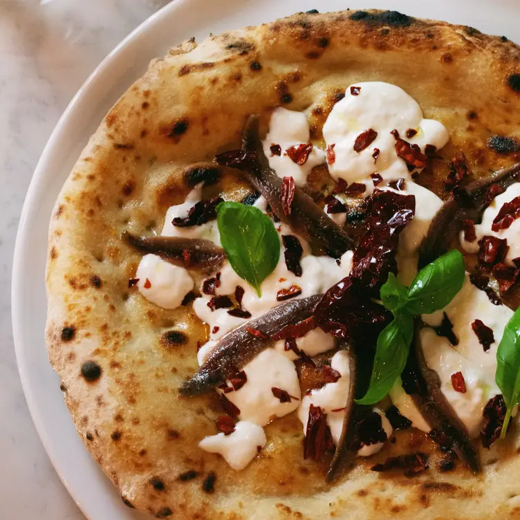 Pizza mit Anchovis im L’Antica da Michele – einem der besten italienischen Restaurants in Hamburg.