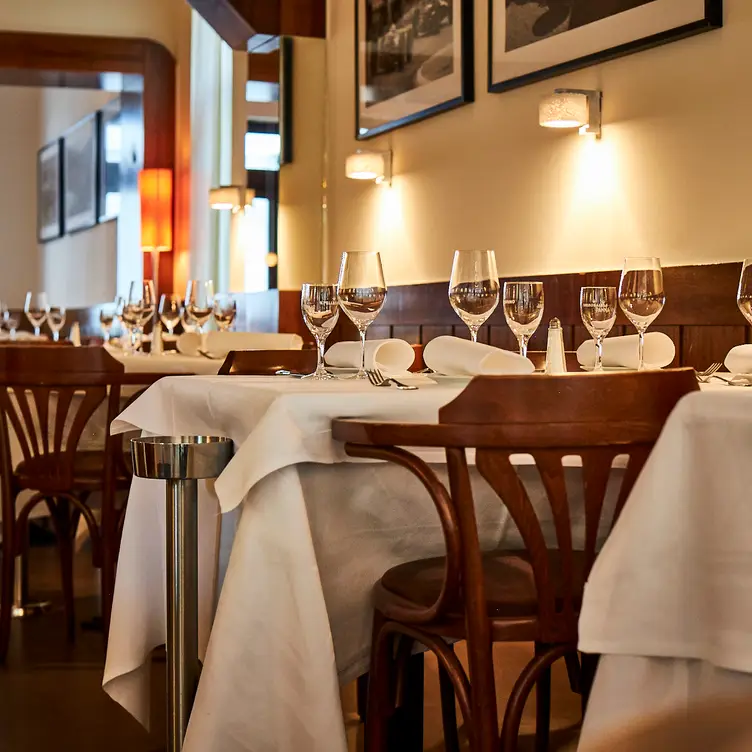 Klassisch-elegantes Ambiente von La Scuderia – einem der besten italienischen Restaurants in Frankfurt.