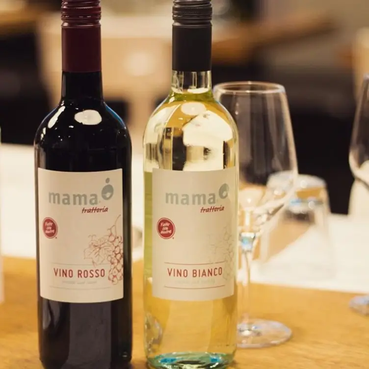 mama Trattoria in Mitte und Westend, zwei der besten italienischen Restaurants in Berlin, bieten eigenen Hauswein an.