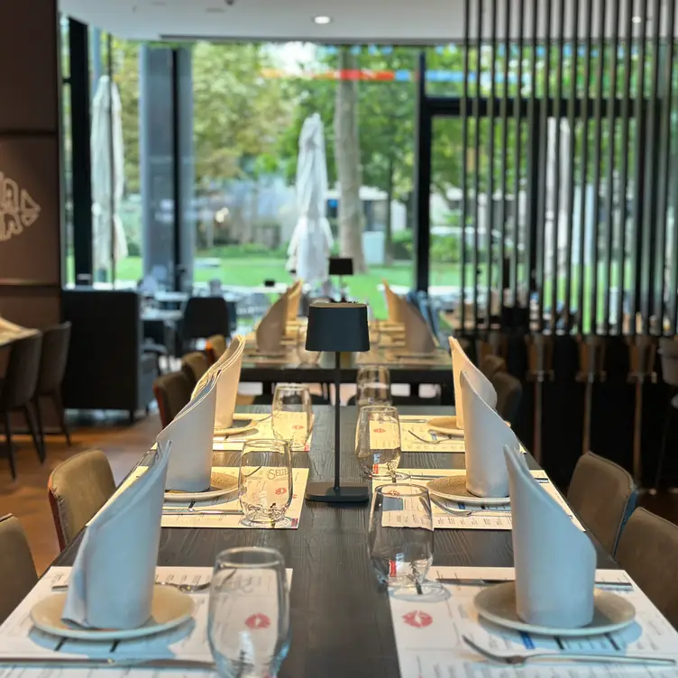 Moderne Einrichtung im Mangia Mangia Frankfurt – einem der besten italienischen Restaurants in Frankfurt.