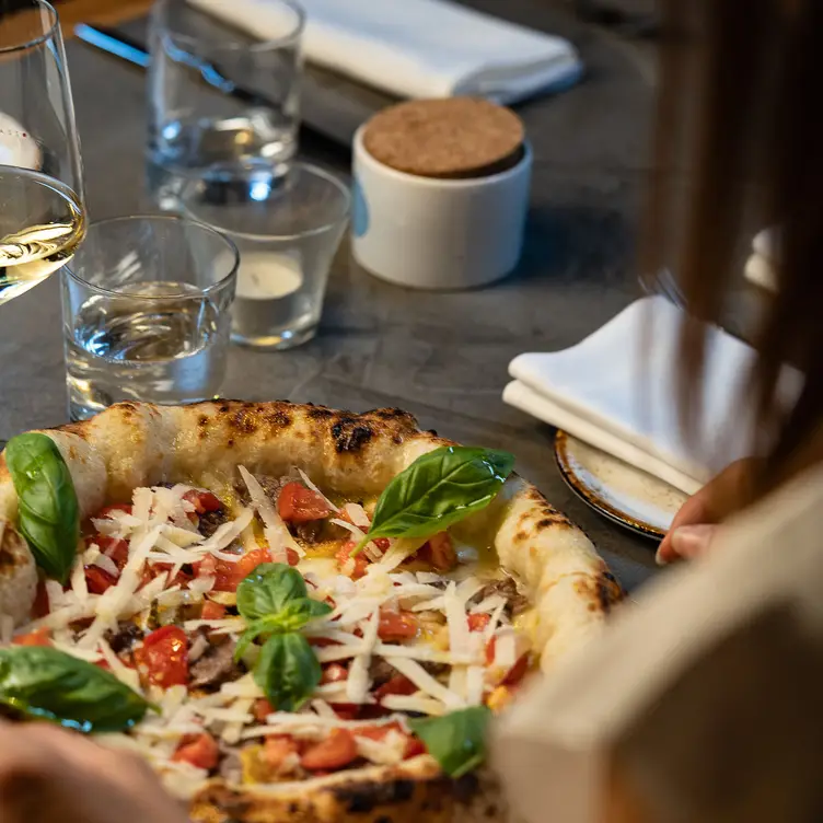 In einem der besten italienischen Restaurants Münchens, dem Mozzamo, genießen Sie Pizzen wie in Neapel.