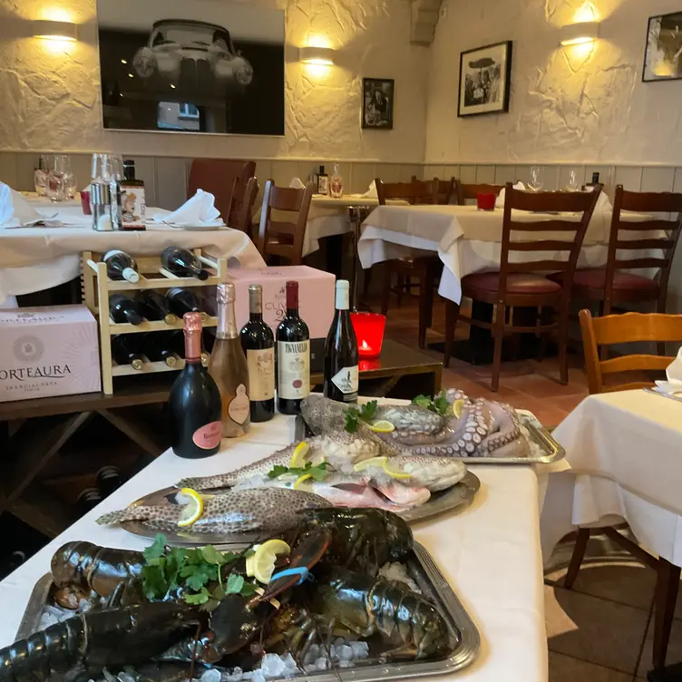 Hummer, Fisch und Oktopus bei Osteria Fellini, einem der besten italienischen Restaurants in Hamburg.