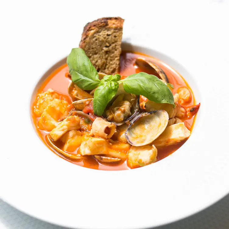 Suppe mit Meeresfrüchten: Ristorante Villa Lauda, eines der besten italienischen Restaurants in Frankfurt.