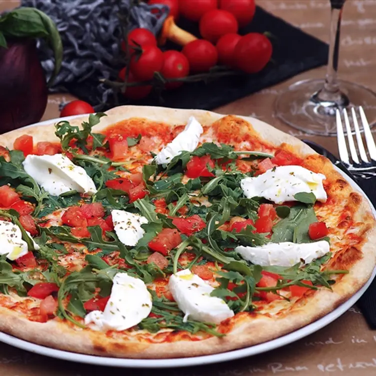 Pizza mit Tomate und Mozzarella bei Simply Food – einem der besten italienischen Restaurants in Hamburg.