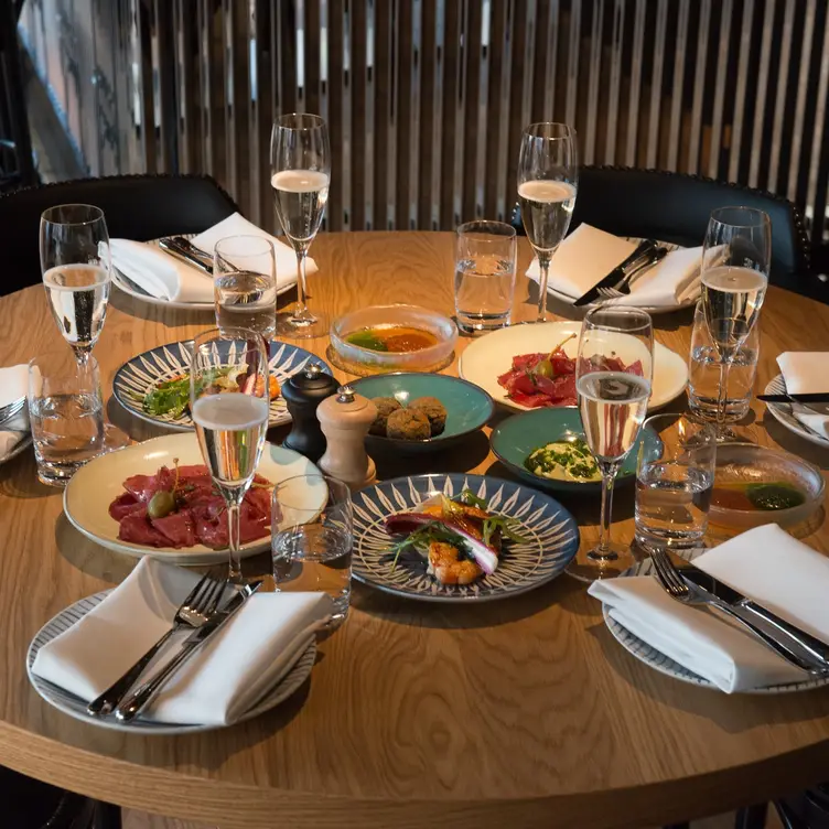 Wein und Snacks im Vetro Vero, einem der besten italienischen Restaurants in Frankfurt. Bildnachweis: Vetro Vero.